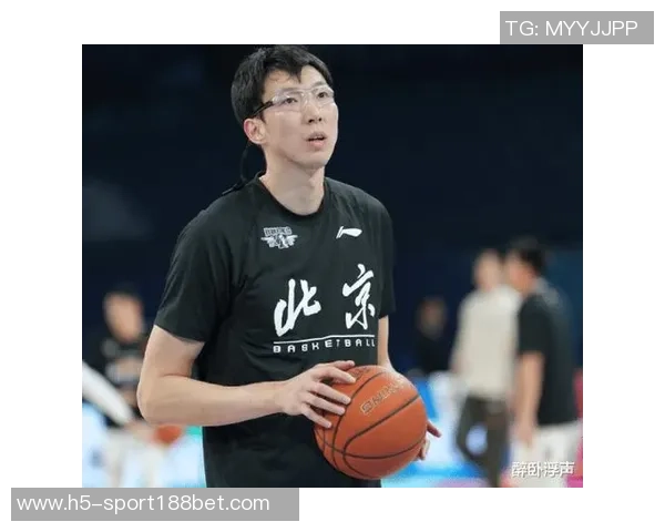 周琦防守表现突出半场贡献3分7篮板1抢断2盖帽助力球队